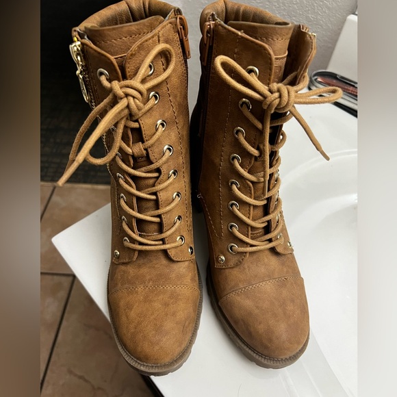 Guess GBG style GGJaydyn  Medium Natural size 8 1/2 - Picture 2 of 3